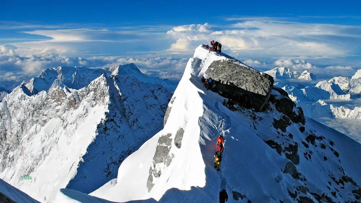 clkmbing mount everest